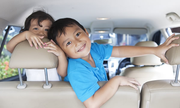 niños en un auto