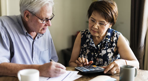 mujer con calculadora