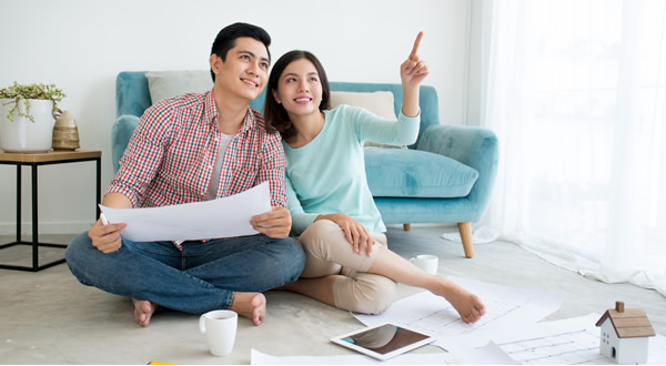 pareja en una casa nueva